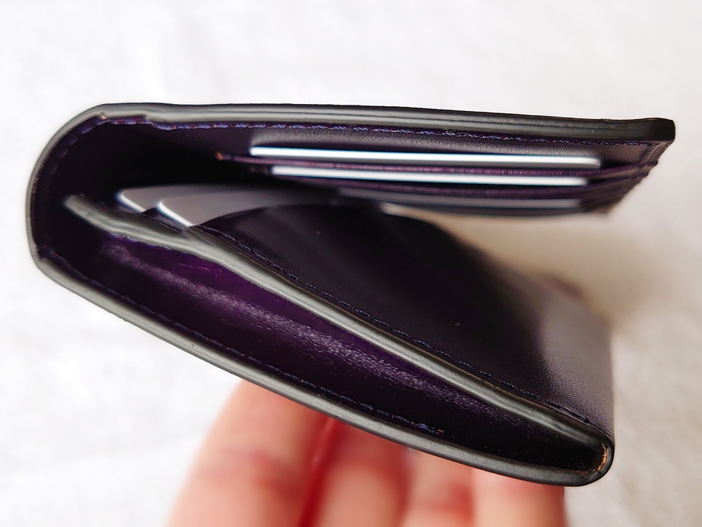 Orobianco（オロビアンコ）ファスナー付き長財布（品番：ORS－012608）ブラック お金を入れた状態の財布の厚み