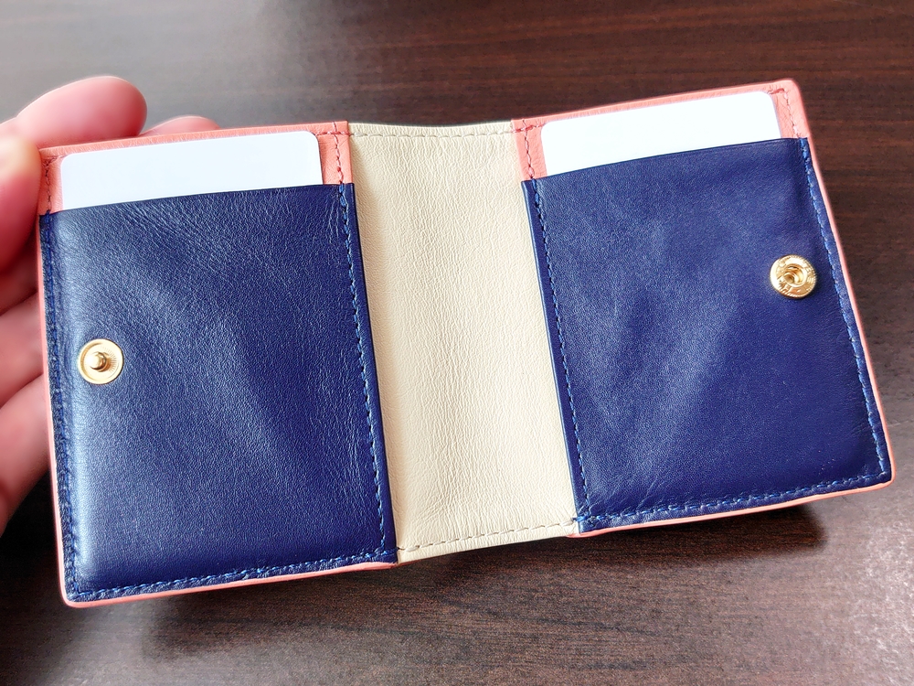 2つ折りエッジカラー財布（アシンメトリー）レビュー JOGGO（ジョッゴ） カード4枚とお金を入れた状態