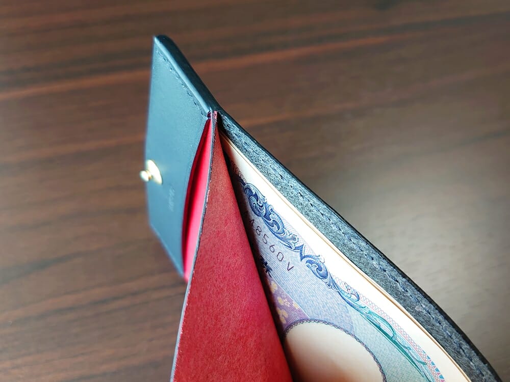 リスシオ ショート財布「Black x Red」NIBUR（ニブール）Mens Leather Store（メンズレザーストア）財布の使い勝手 札入れ 3