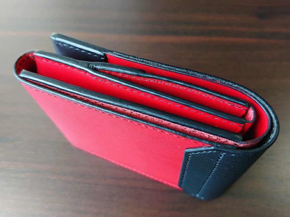リスシオ ショート財布「Black x Red」NIBUR（ニブール）Mens Leather Store（メンズレザーストア）コバ