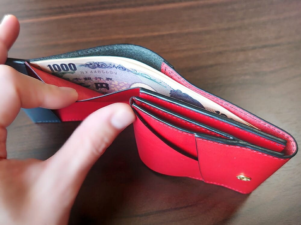 リスシオ ショート財布「Black x Red」NIBUR（ニブール）Mens Leather Store（メンズレザーストア）財布の使い勝手 札入れ 1