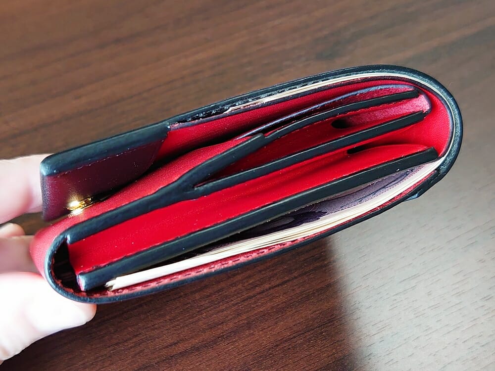 リスシオ ショート財布「Black x Red」NIBUR（ニブール）Mens Leather Store（メンズレザーストア）お金とカードを入れた財布の厚さ 1