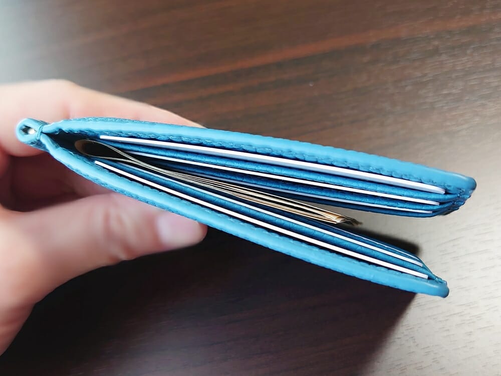 シュランケンカーフ マネークリップ（Blue）CIMABUE（チマブエ）Mens Leather Store（メンズレザーストア）カードと紙幣を入れた財布の厚み 2 （上から）