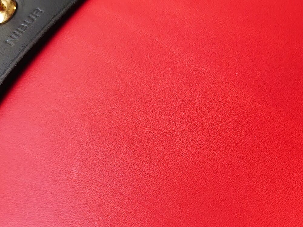リスシオ ショート財布「Black x Red」NIBUR（ニブール）Mens Leather Store（メンズレザーストア）ミネルバ・リスシオ 質感 Papavero