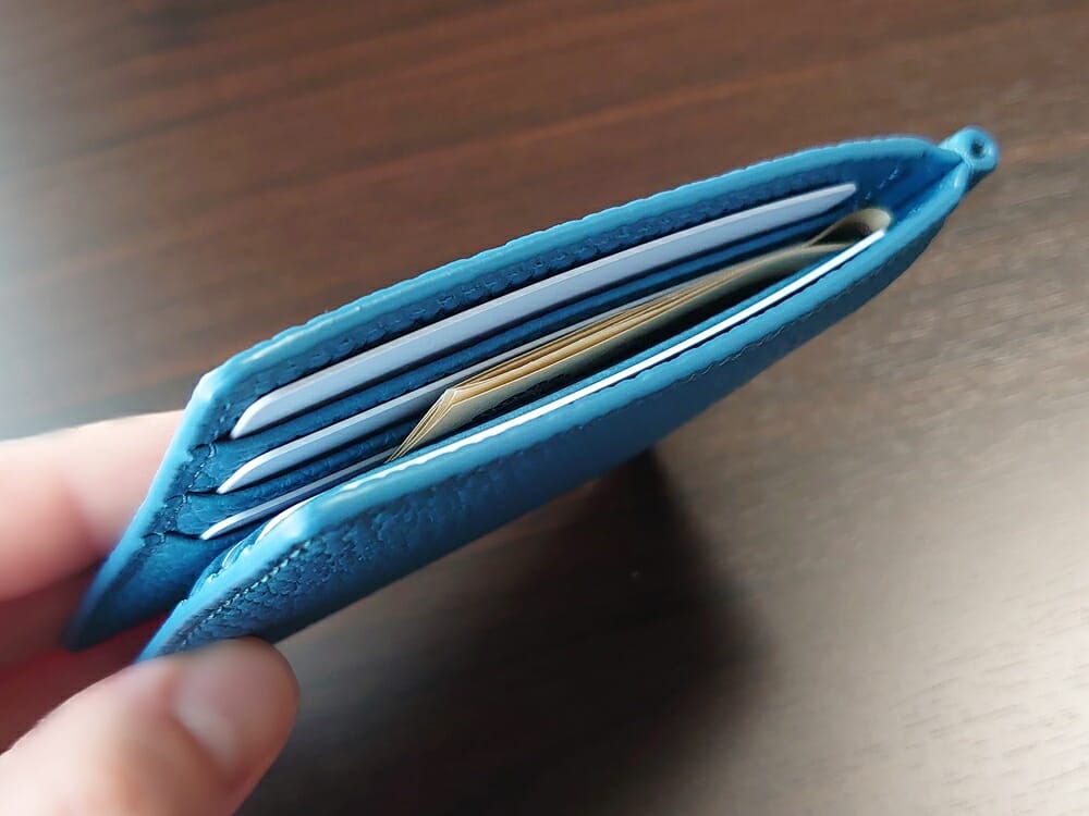 シュランケンカーフ マネークリップ（Blue）CIMABUE（チマブエ）Mens Leather Store（メンズレザーストア）カードと紙幣を入れた財布の厚み 3 （上から）
