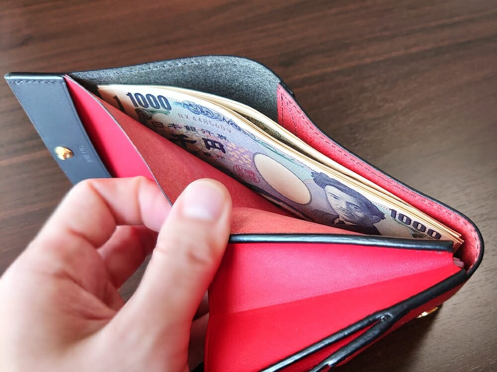 リスシオ ショート財布「Black x Red」NIBUR（ニブール）Mens Leather Store（メンズレザーストア）財布の使い勝手 札入れ 4