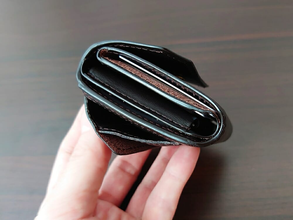 LIFE POCKET（ライフポケット）MiniWallet3 ミニウォレット3 espresso エスプレッソ 使い勝手 収納後の財布の厚み3