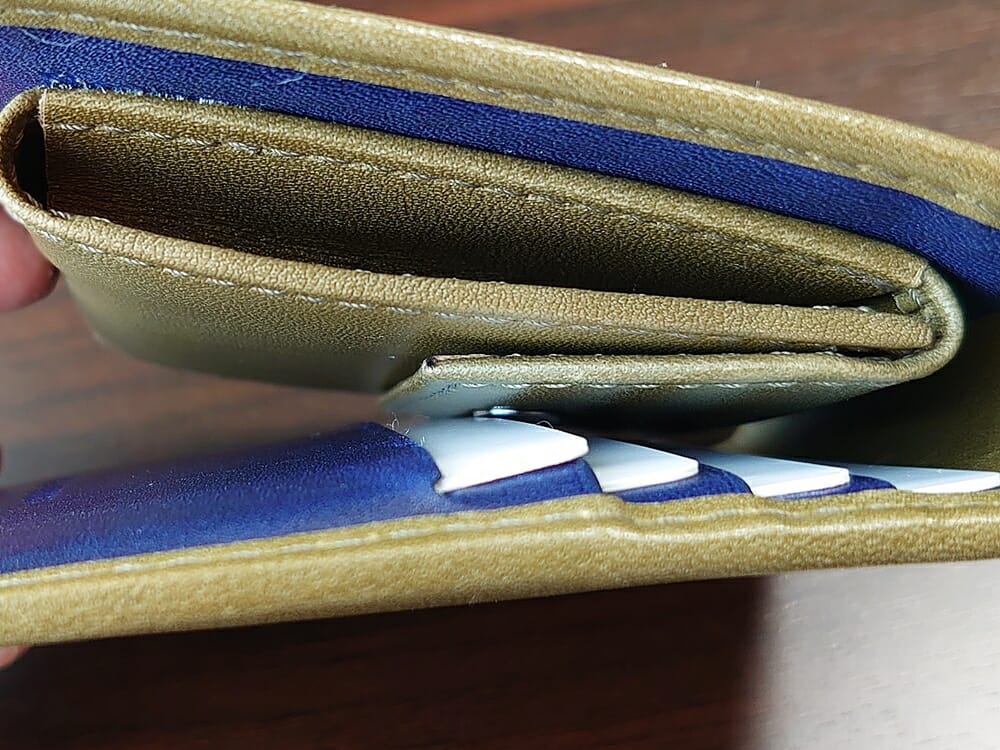 JOGGO（ジョッゴ）ENISHI 2つ折り財布 姫路レザー（グリーン、ブルー）小銭入れのホックがカードに干渉2