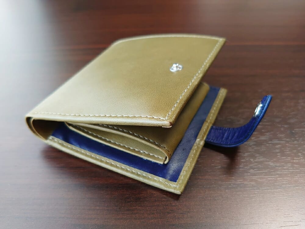 JOGGO（ジョッゴ）ENISHI 2つ折り財布 姫路レザー（グリーン、ブルー）お金とカードを入れた財布の厚み2