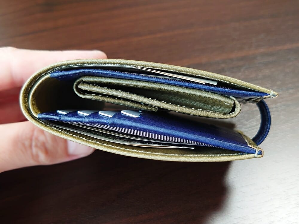 JOGGO（ジョッゴ）ENISHI 2つ折り財布 姫路レザー（グリーン、ブルー）お金とカードを入れた財布の厚み