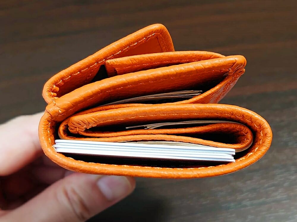 三つ折り財布 ST-909 イタリア製シュリンクレザー スキミング防止機能付 ミニ財布（オレンジ）MURA（ムラ）財布の中身がある状態の厚み 中央ポケットカード