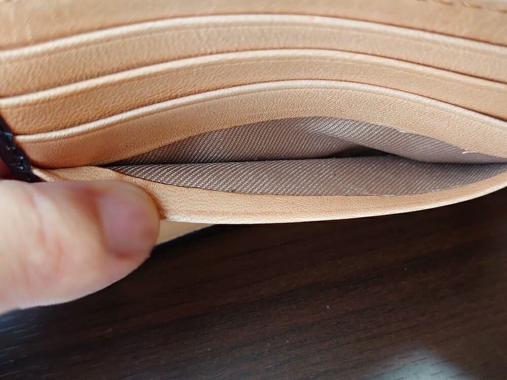 二つ折り財布 st-819 イタリアンレザー（フルグレイン）スキミング防止機能付 MURA（ムラ）見開き部分のカードポケット フチの仕上がり 接着剤の拭き取り不足 除去