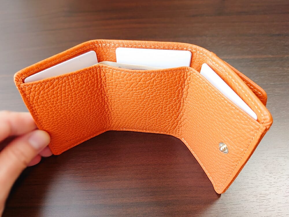 三つ折り財布 ST-909 イタリア製シュリンクレザー スキミング防止機能付 ミニ財布（オレンジ）MURA（ムラ）お金とカードを入れた状態