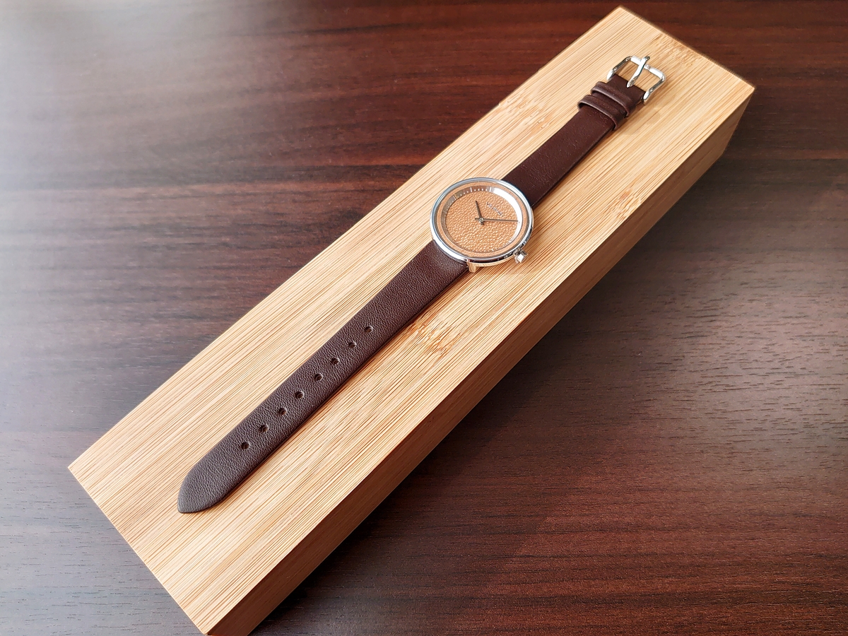 SAKURA 34mm Petite 天然の桜の木 ブラウンレザー VEJRHØJ（ヴェアホイ）腕時計レビュー 木製ボックスとレディース腕時計1