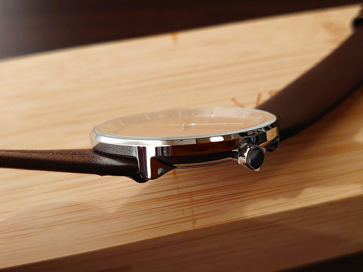 SAKURA 40mm 天然の桜の木 ブラウンレザー VEJRHØJ（ヴェアホイ）腕時計レビュー ミネラルクリスタルガラス ケースの厚さ2