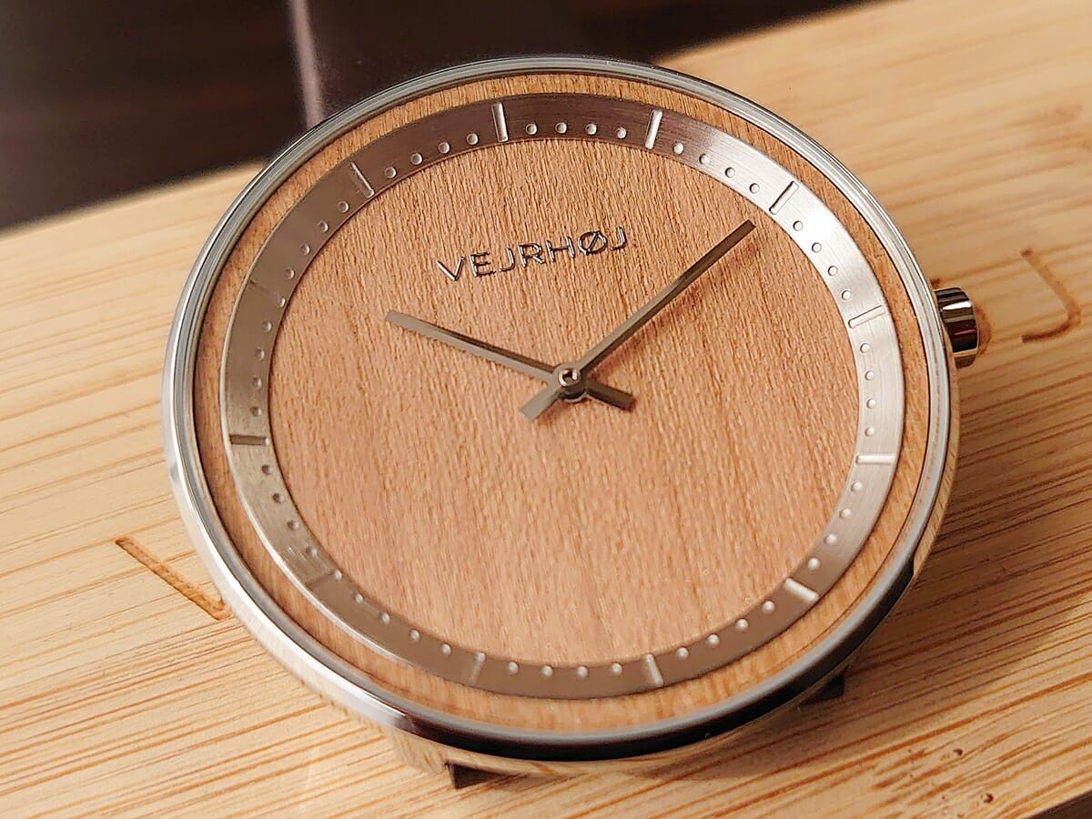 SAKURA 40mm 天然の桜の木 ブラウンレザー VEJRHØJ（ヴェアホイ）腕時計レビュー 文字盤デザイン シルバーの時分針とステンレスリング1