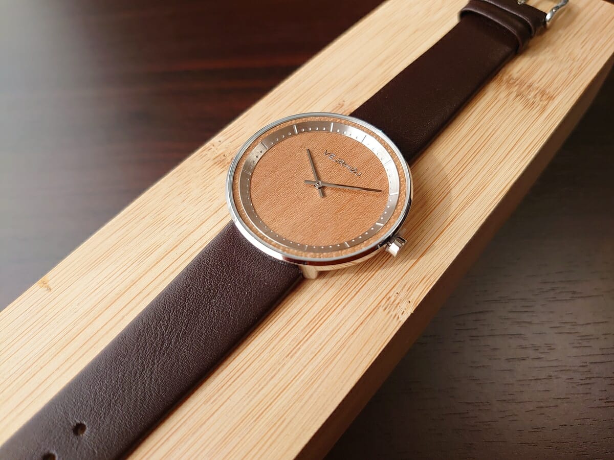 SAKURA 40mm 天然の桜の木 ブラウンレザー VEJRHØJ（ヴェアホイ）腕時計レビュー 木製ボックスと腕時計 ダイアル