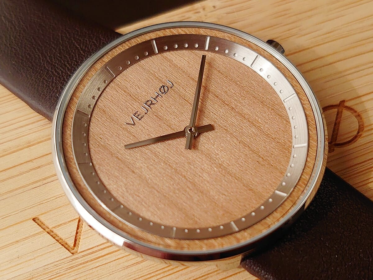 SAKURA 40mm 天然の桜の木 ブラウンレザー VEJRHØJ（ヴェアホイ）腕時計レビュー 文字盤デザイン シルバーの時分針とステンレスリング3