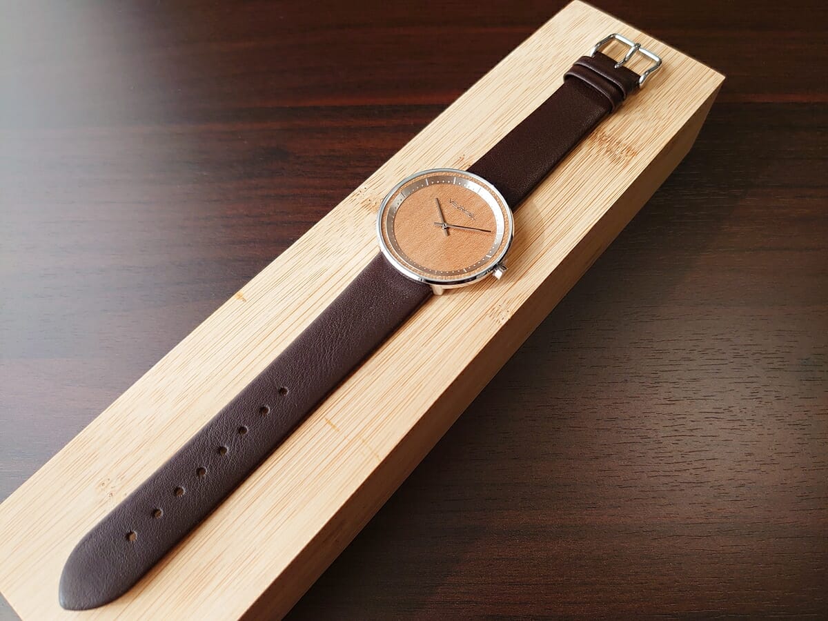SAKURA 40mm 天然の桜の木 ブラウンレザー VEJRHØJ（ヴェアホイ）腕時計レビュー 木製ボックスと腕時計