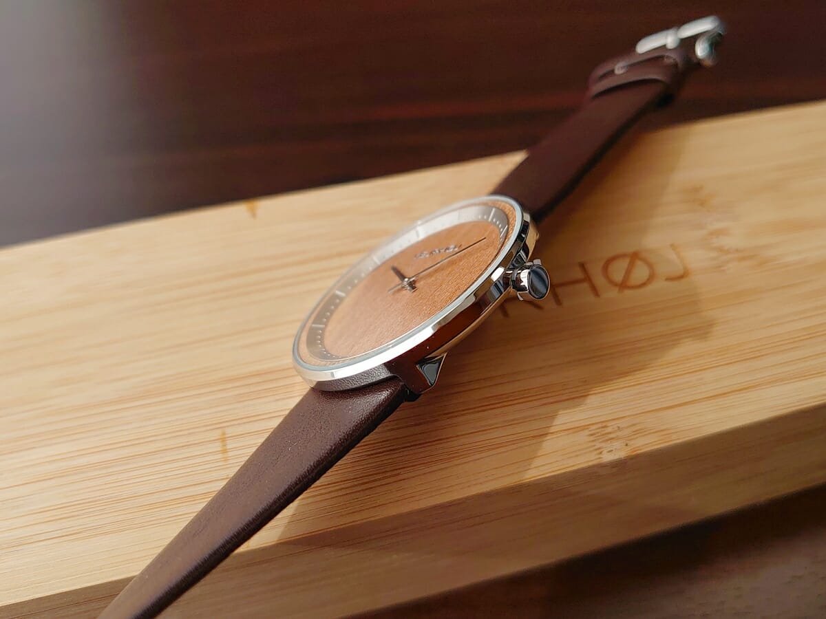 SAKURA 40mm 天然の桜の木 ブラウンレザー VEJRHØJ（ヴェアホイ）腕時計レビュー ミネラルクリスタルガラス ケースの厚さ1
