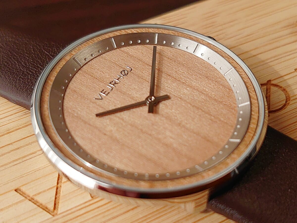 SAKURA 40mm 天然の桜の木 ブラウンレザー VEJRHØJ（ヴェアホイ）腕時計レビュー 文字盤デザイン シルバーの時分針とステンレスリング2