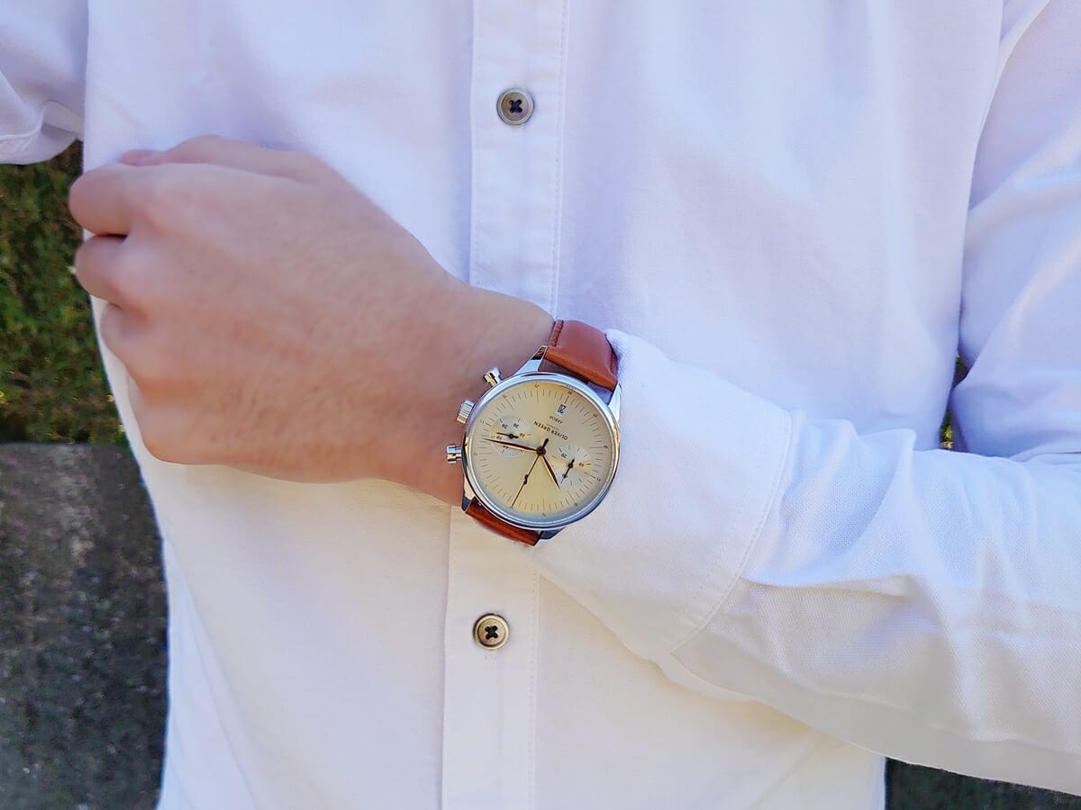 Oliver Green オリバーグリーン 腕時計レビュー ARBOR（アーバー）41mm クロノグラフ ブラウンレザー 着用 屋外（白シャツ）男性1