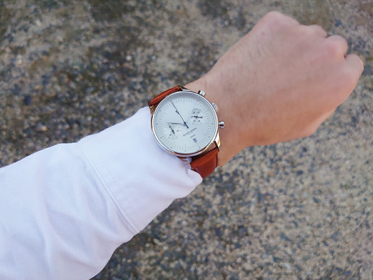 Oliver Green オリバーグリーン 腕時計レビュー ARBOR（アーバー）41mm クロノグラフ ブラウンレザー 着用 屋外（白シャツ）男性2