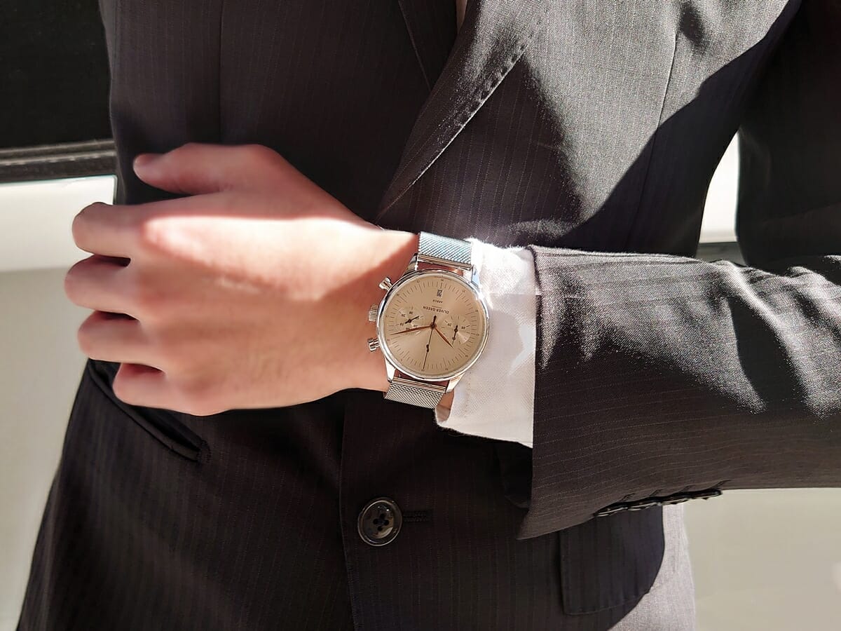 Oliver Green オリバーグリーン 腕時計レビュー ARBOR（アーバー）41mm クロノグラフ ステンレスメッシュ 着用 屋外（スーツ）男性1