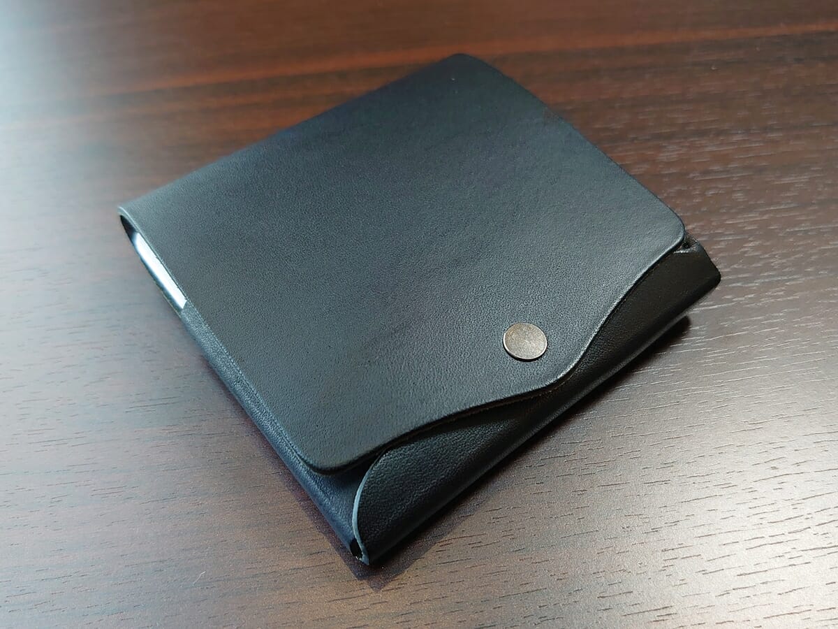 小さく薄い財布SAKU ブッテーロ Buttero ブラック buttero-black moku もく お金とカードを入れた使い心地 財布の厚み2