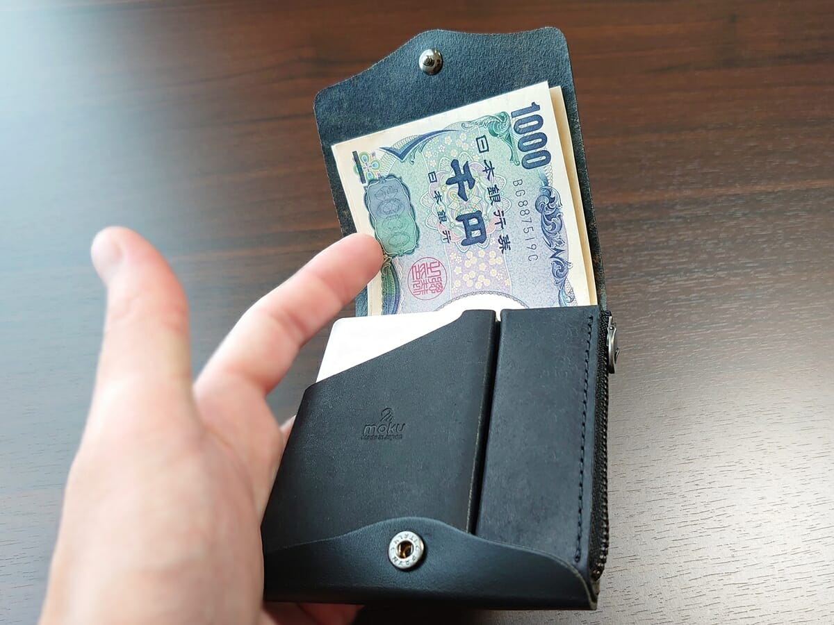 小さく薄い財布SAKU ブッテーロ Buttero ブラック buttero-black moku もく お金とカードを入れた使い心地 片手で扱える4