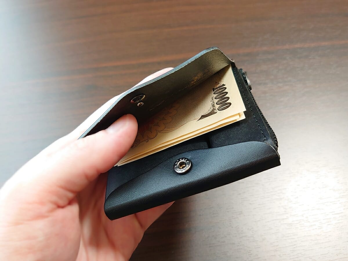 小さく薄い財布SAKU ブッテーロ Buttero ブラック buttero-black moku もく お金とカードを入れた使い心地 片手で扱える3