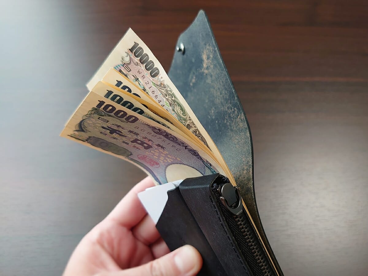 小さく薄い財布SAKU ブッテーロ Buttero ブラック buttero-black moku もく お金とカードを入れた使い心地 札入れ3
