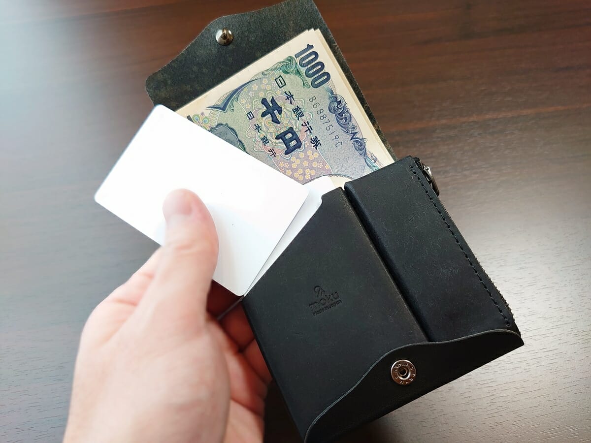 小さく薄い財布SAKU ブッテーロ Buttero ブラック buttero-black moku もく お金とカードを入れた使い心地 片手で扱える5