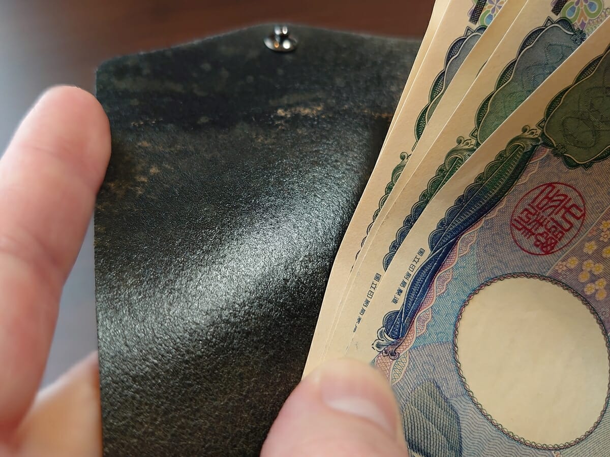小さく薄い財布SAKU ブッテーロ Buttero ブラック buttero-black moku もく お金とカードを入れた使い心地 札入れ5