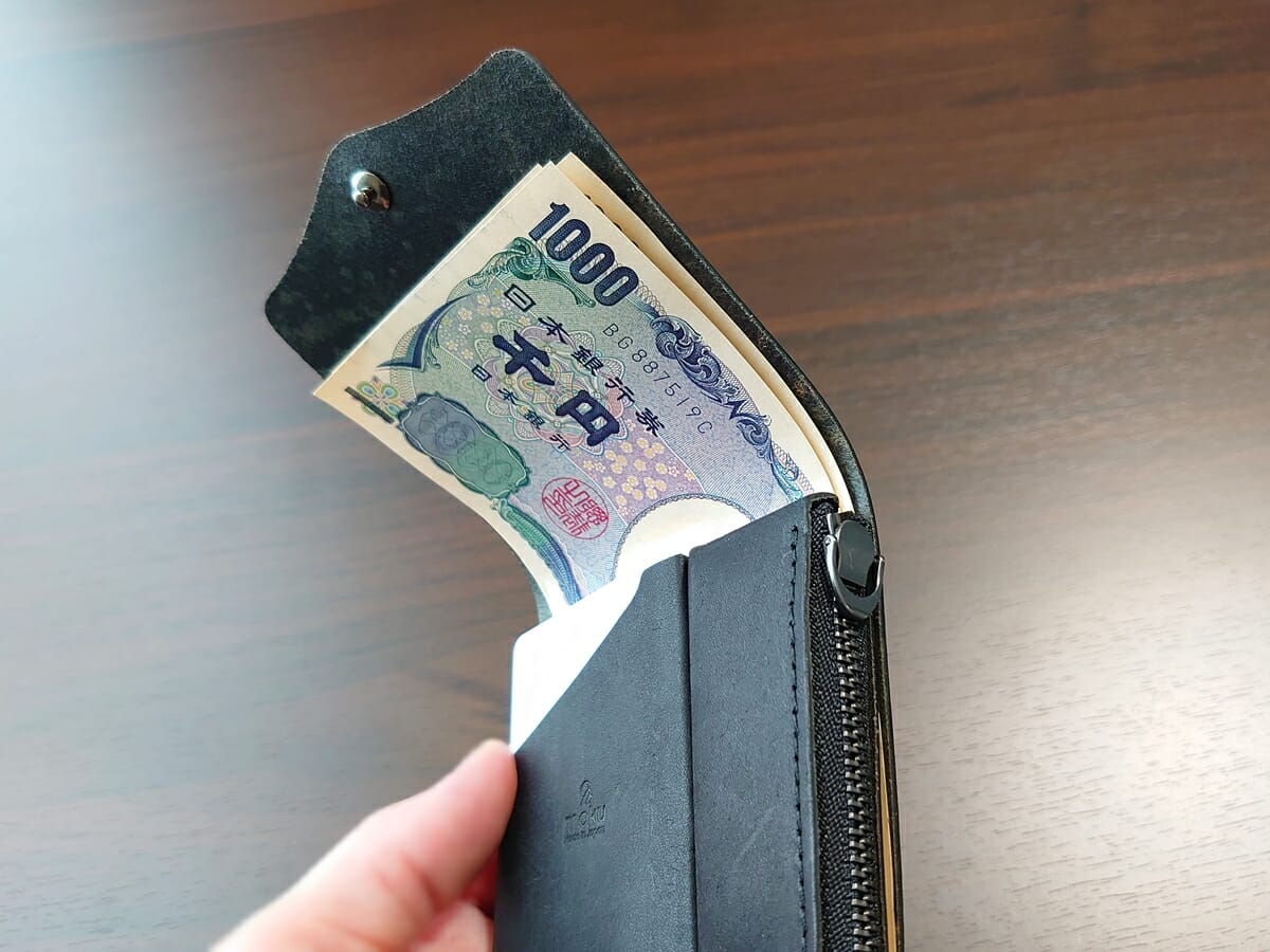 小さく薄い財布SAKU ブッテーロ Buttero ブラック buttero-black moku もく お金とカードを入れた使い心地 札入れ2