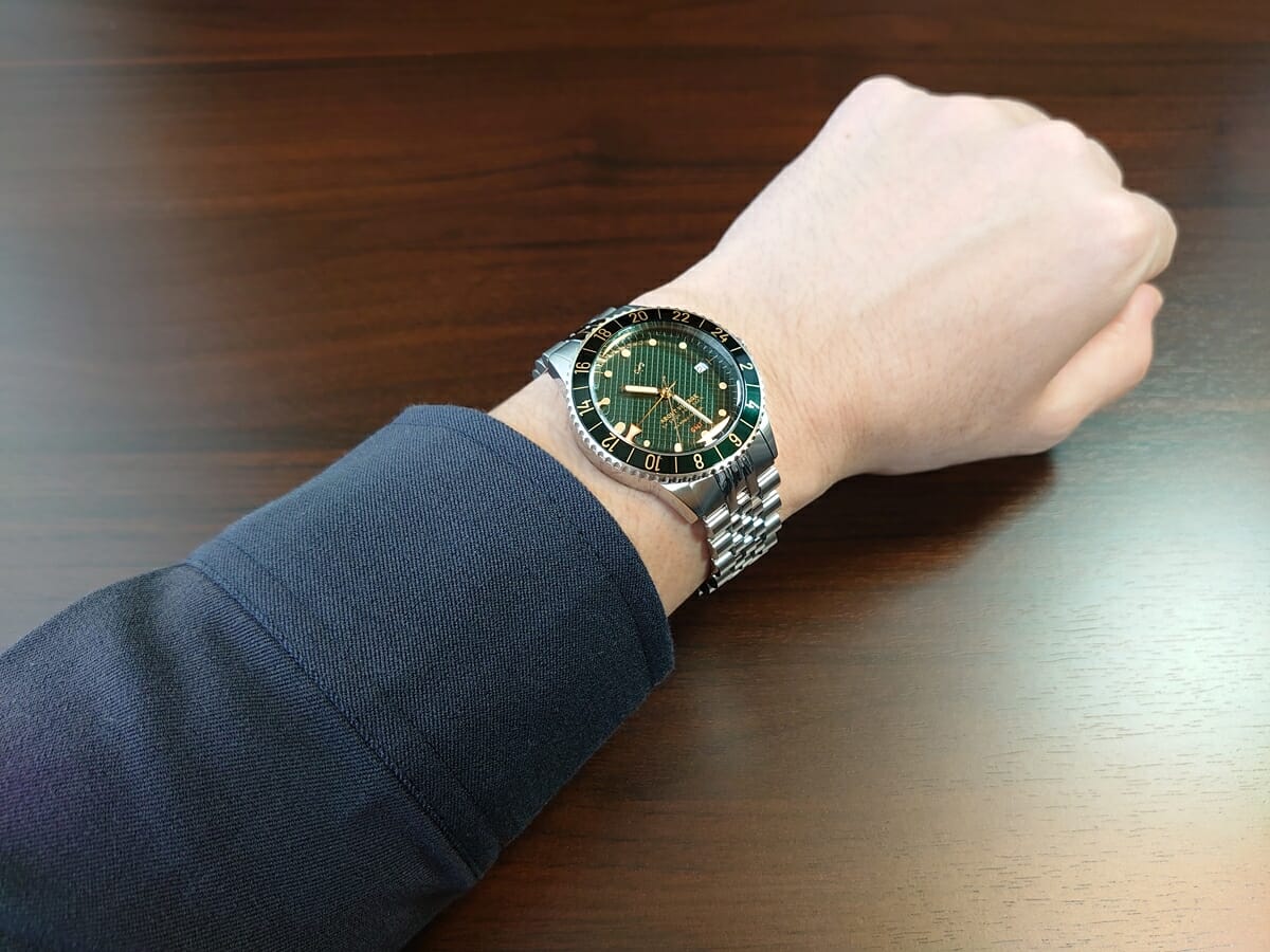 1954 GMT GREEN TURTLE グリーンタートル About Vintage アバウトヴィンテージ 5-LINKブレスレット 着用 屋内1