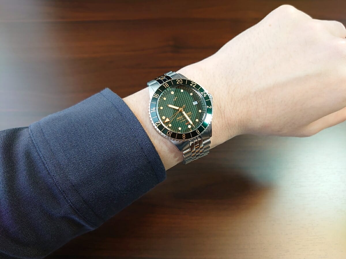 1954 GMT GREEN TURTLE グリーンタートル About Vintage アバウトヴィンテージ 5-LINKブレスレット 着用 屋内2