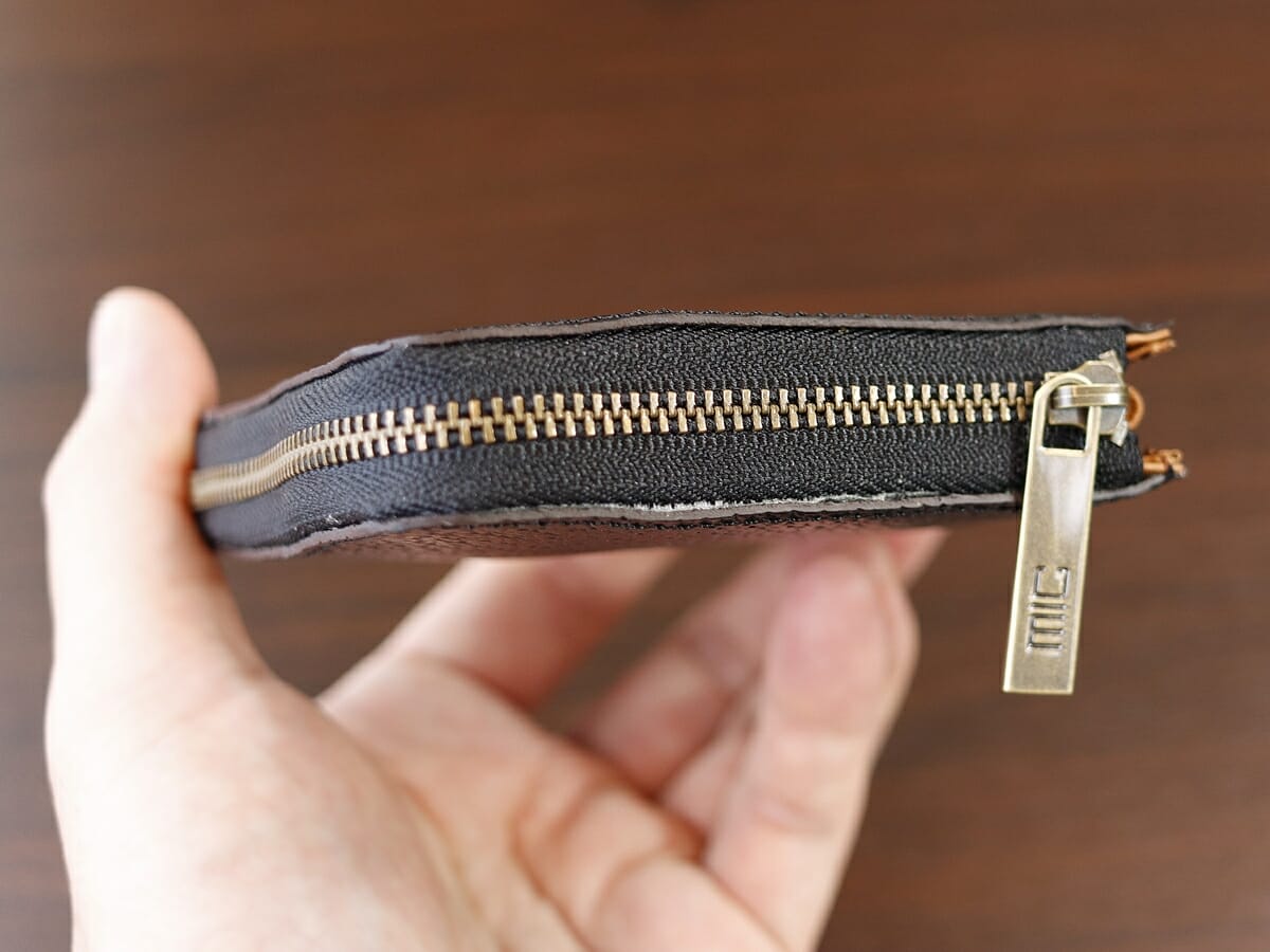 カク（QUAKU）ミニL字ファスナー財布 MI0140 ブラック mic（ミック）レビュー 収納後 財布の厚み 全体4