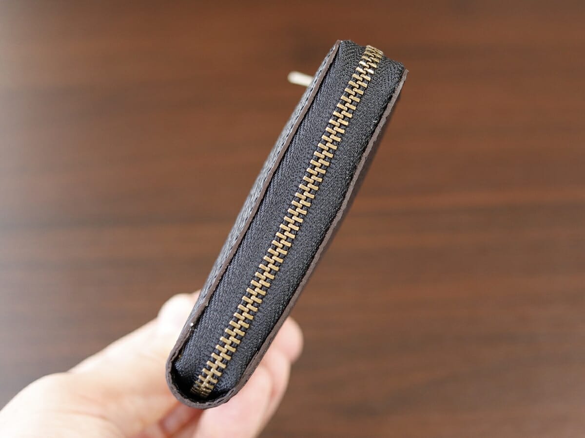 カク（QUAKU）ミニL字ファスナー財布 MI0140 ブラック mic（ミック）レビュー 収納後 財布の厚み 全体3