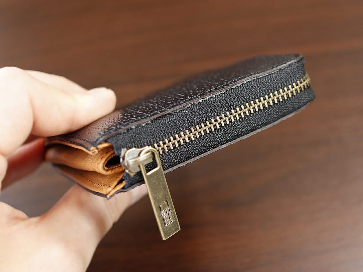 カク（QUAKU）ミニL字ファスナー財布 MI0140 ブラック mic（ミック）レビュー 収納後 財布の厚み 全体2