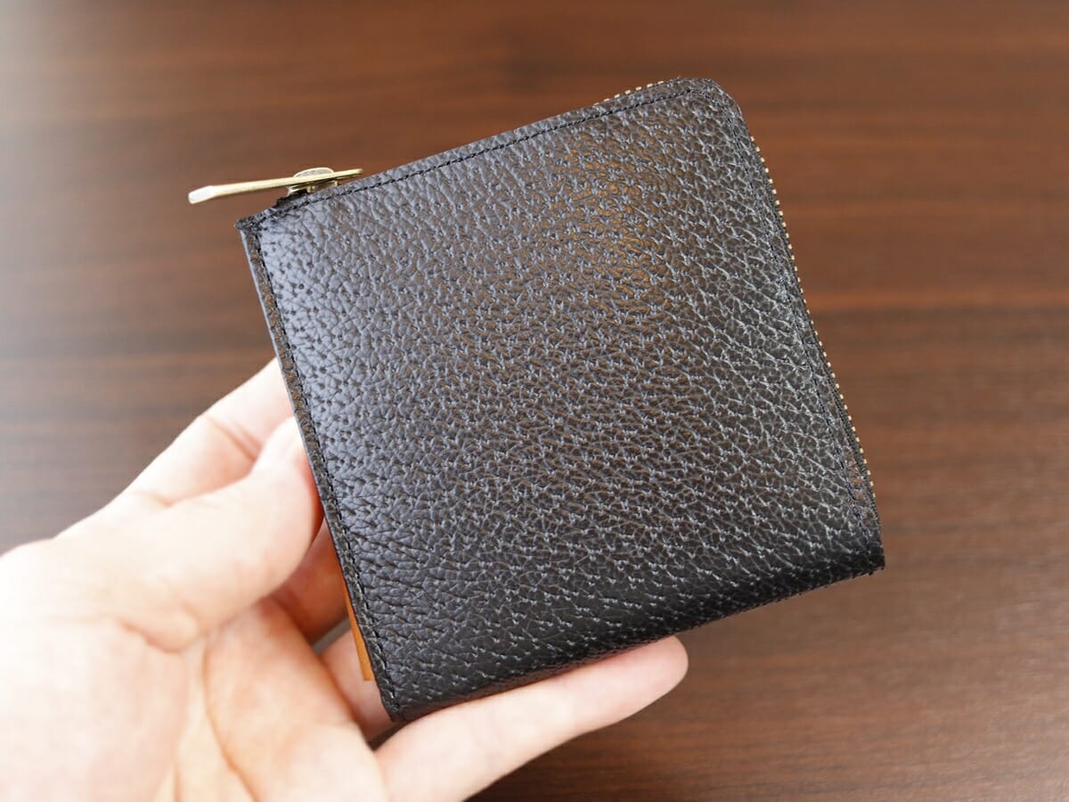 カク（QUAKU）ミニL字ファスナー財布 MI0140 ブラック mic（ミック）レビュー 収納後 財布の厚み 全体6