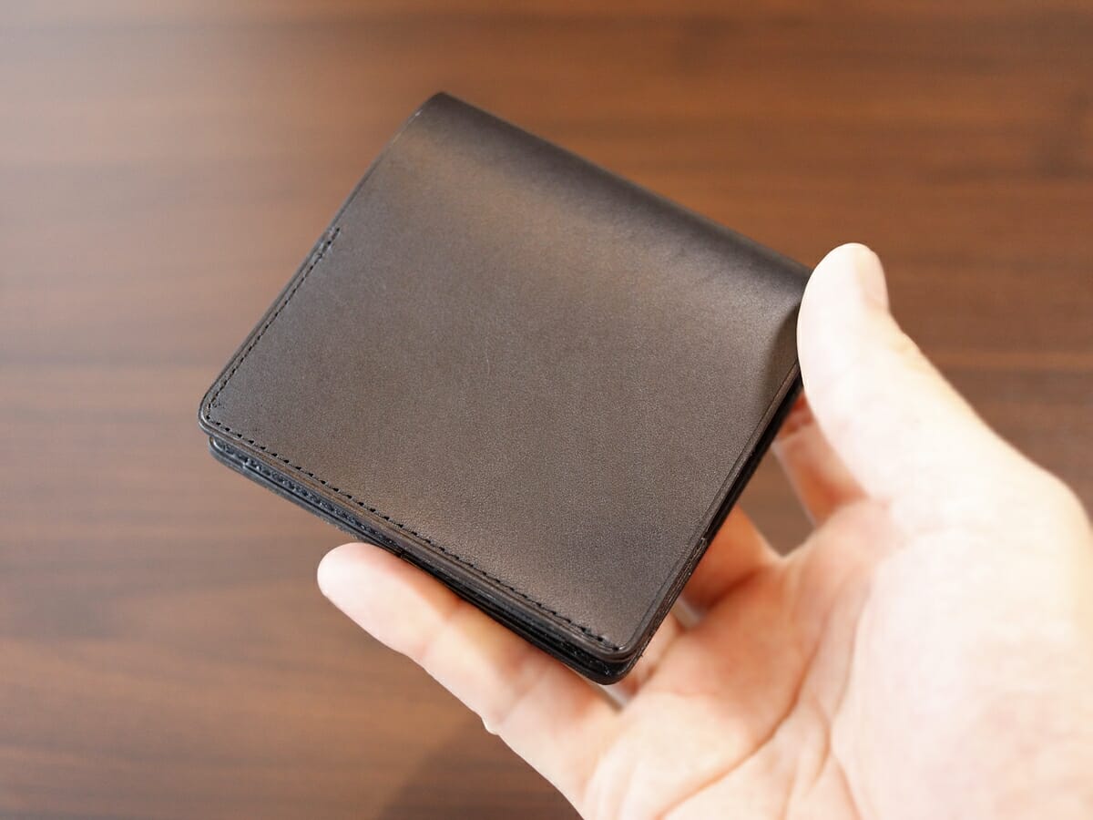 Hitoe Fold -Liscio- SYRINX（シュリンクス）レビュー お金とカードを入れた状態 財布の厚み7