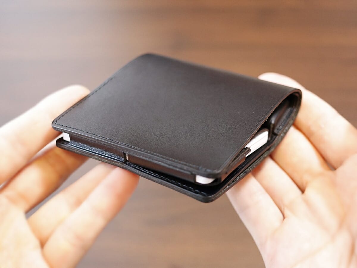 Hitoe Fold -Liscio- SYRINX（シュリンクス）レビュー お金とカードを入れた状態 財布の厚み2