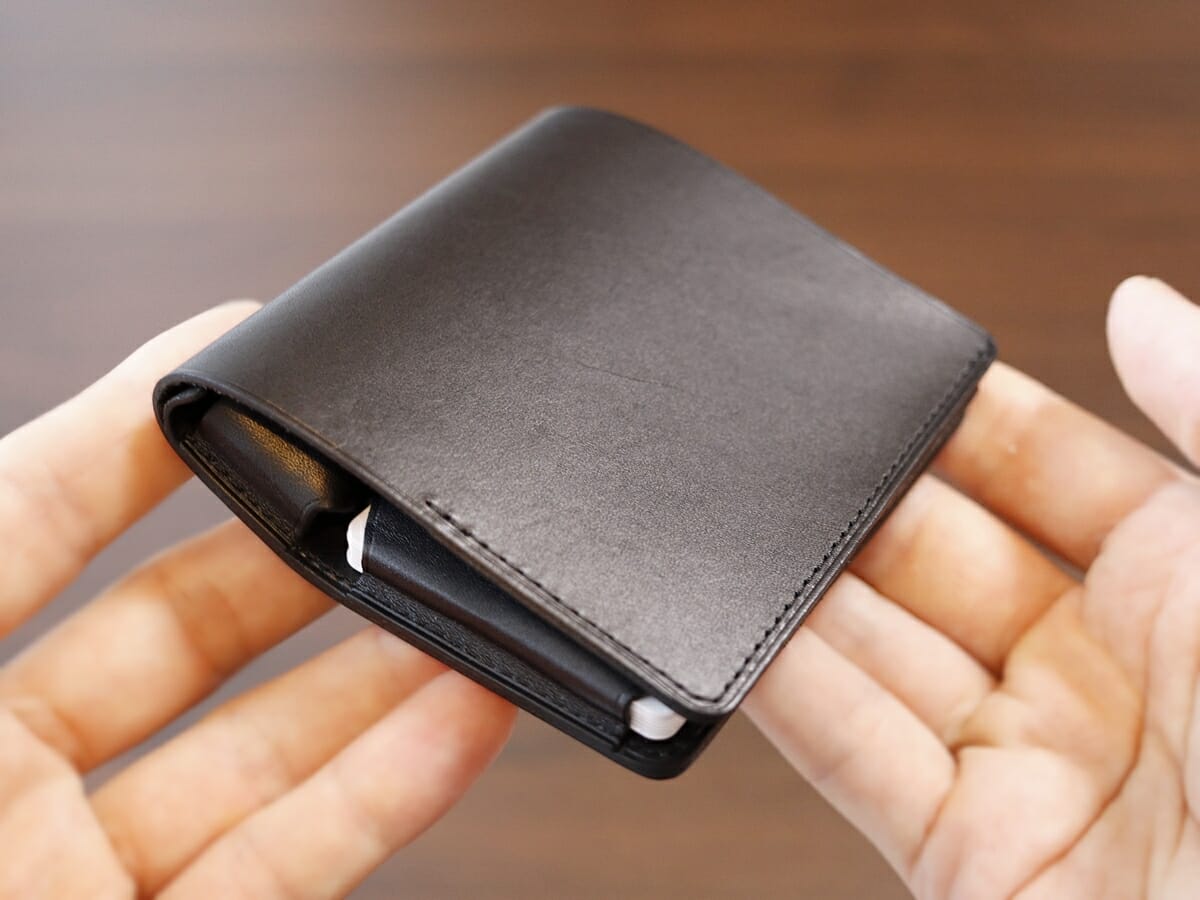 Hitoe Fold -Liscio- SYRINX（シュリンクス）レビュー お金とカードを入れた状態 財布の厚み3