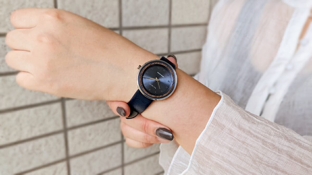 Limited Edition Petite OASIS Blue 34mm 天然クルミ材 腕時計レビュー VEJRHOJ（ヴェアホイ）カスタムファッションマガジン