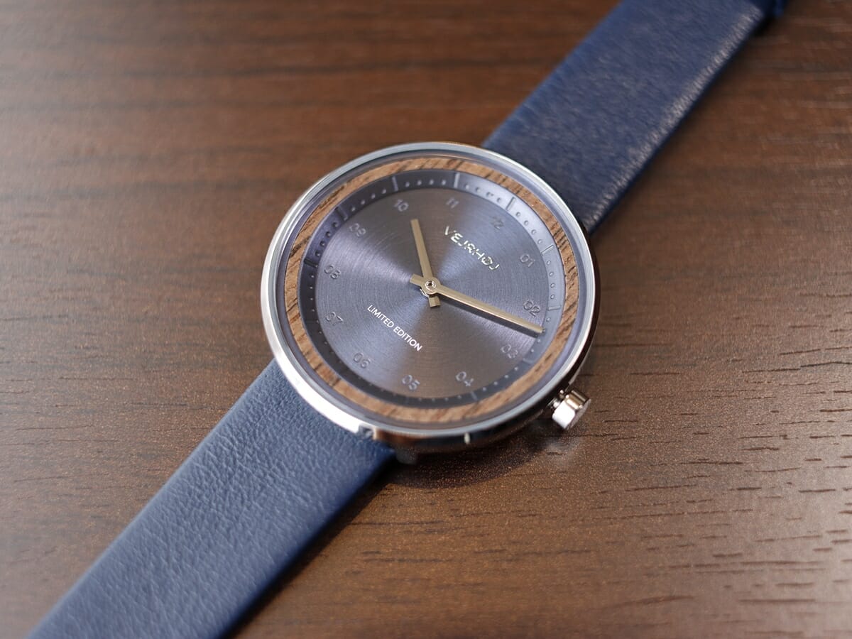 Limited Edition Petite OASIS Blue 34mm 天然クルミ材 腕時計レビュー VEJRHOJ（ヴェアホイ）ダイアル デザイン2
