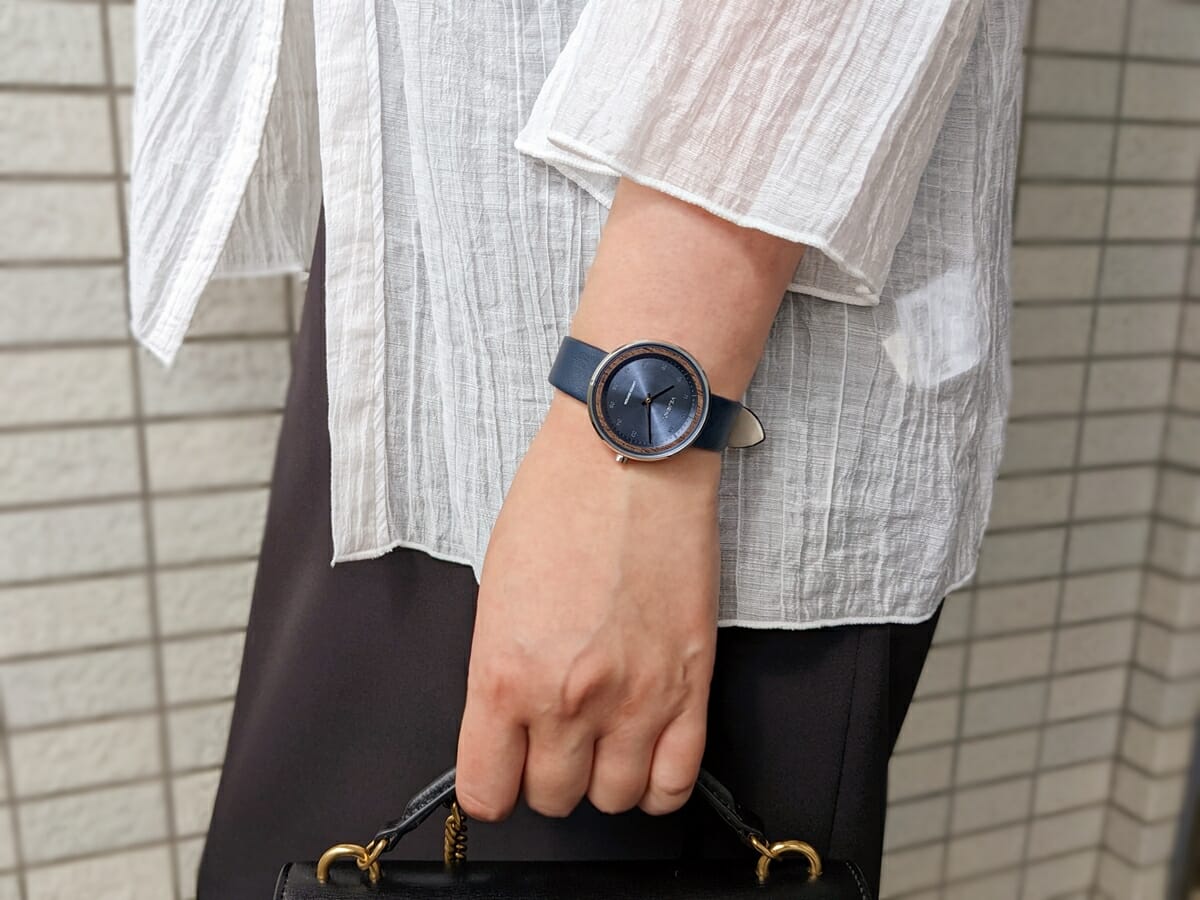 Limited Edition Petite OASIS Blue 34mm 天然クルミ材 腕時計レビュー VEJRHOJ（ヴェアホイ）女性 着用4
