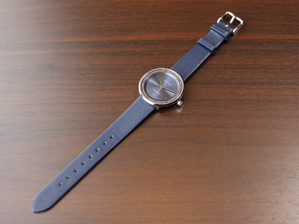 Limited Edition Petite OASIS Blue 34mm 天然クルミ材 腕時計レビュー VEJRHOJ（ヴェアホイ）ダイアル デザイン1