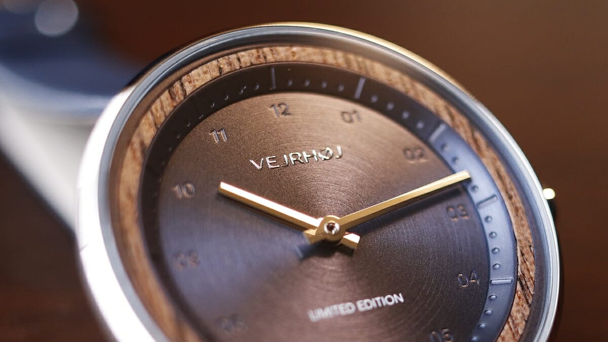 Limited Edition Petite OASIS Blue 34mm 天然クルミ材 腕時計レビュー VEJRHOJ（ヴェアホイ）艶消しヘアラインダイアル