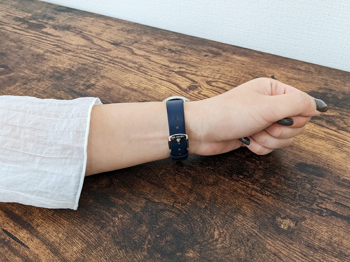 Limited Edition Petite OASIS Blue 34mm 天然クルミ材 腕時計レビュー VEJRHOJ（ヴェアホイ）女性 着用2